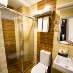 Laze -Toilet with shower twin room