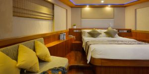 LEO Luxury Yacht owners cabin bath tub4