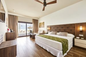 	Double room with direct beach access at Hotel Riu Atoll Maldivas